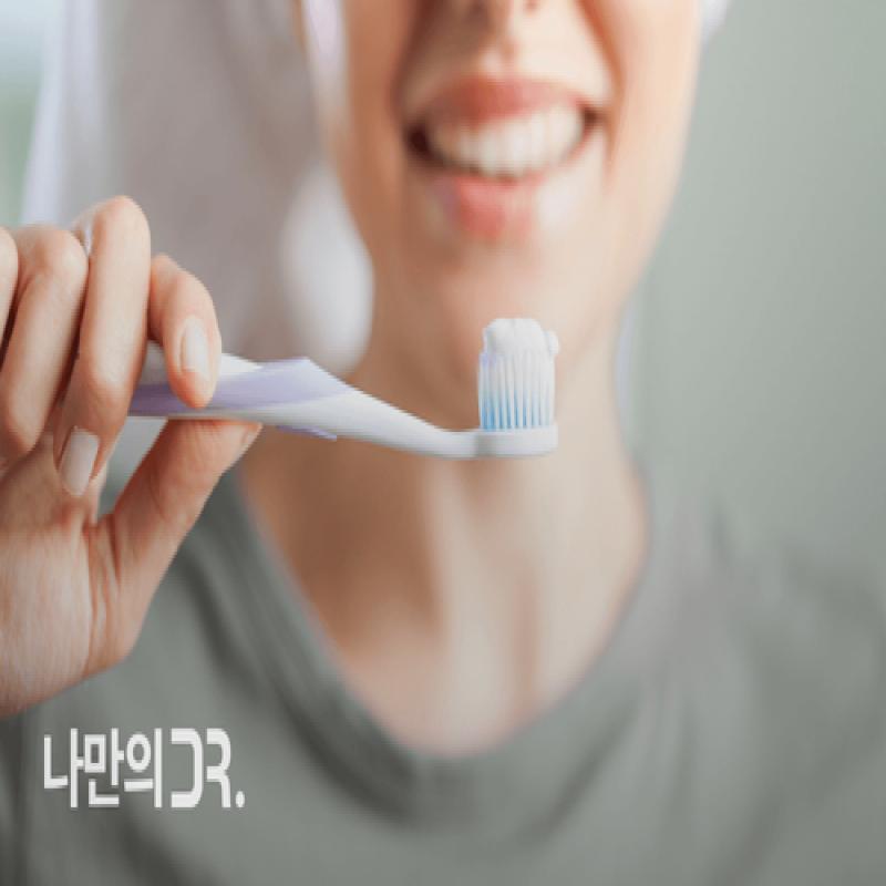 아침 입 냄새는 수면 중 침의 분비량이 많아지기 때문에 발생한다.